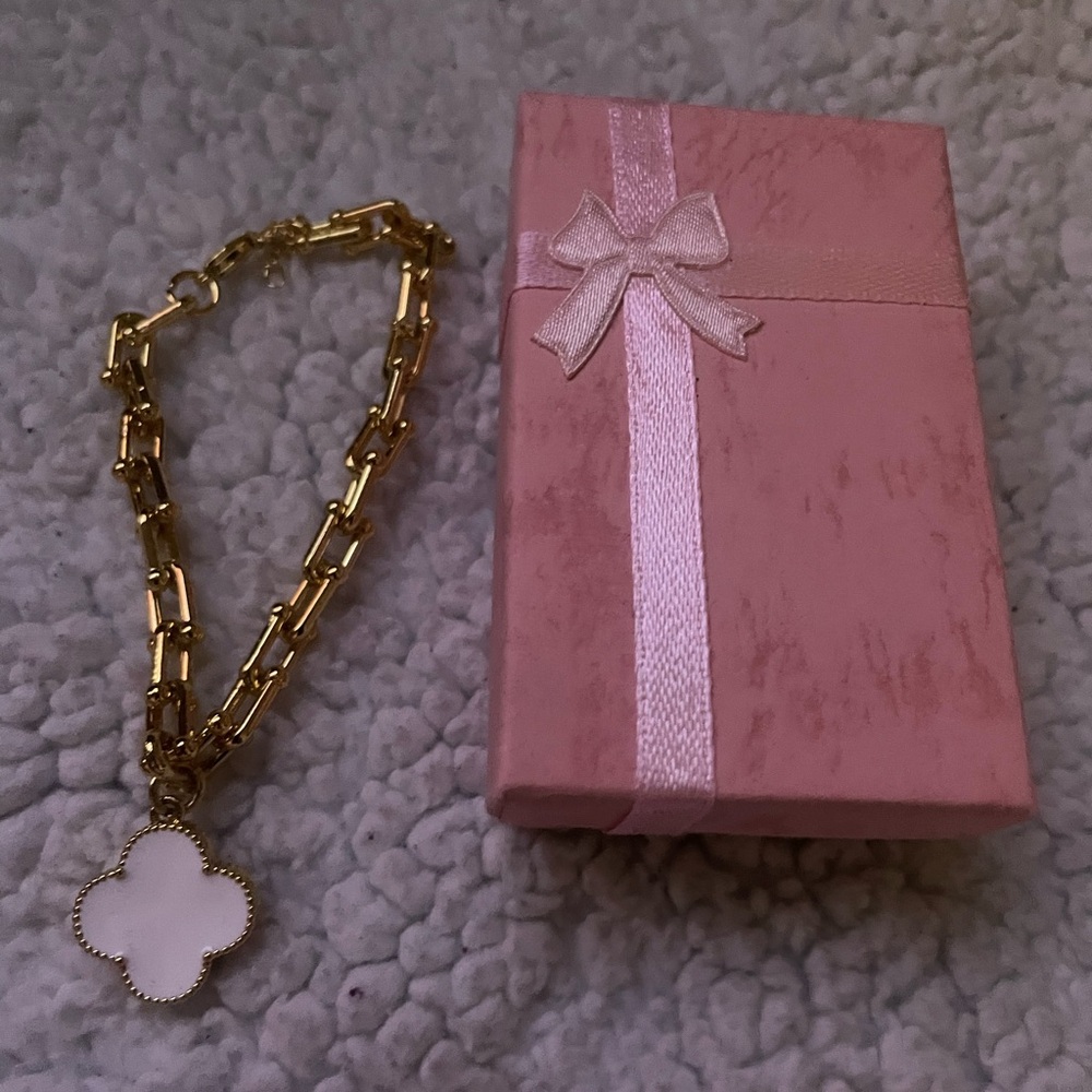 Thailand VCA Chain Bracelet with White Clover Pendant
